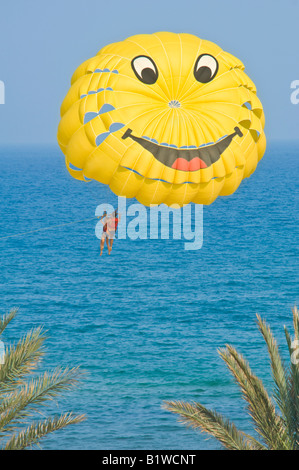 Une vue rapprochée de parapente près de Hammamet en Tunisie, un jour ensoleillé, contre un ciel bleu. Banque D'Images