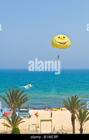 Un grand angle de vue du parapente près de Hammamet en Tunisie, un jour ensoleillé, contre un ciel bleu. Banque D'Images