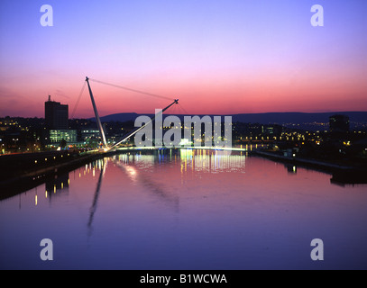 Passerelle de la ville et la rivière Usk au crépuscule / nuit Newport Wales UK Banque D'Images