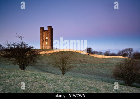 Très célèbre Broadway Tower surplombant le village pittoresque de Broadway. Tôt le matin avec le lever du soleil derrière. Banque D'Images