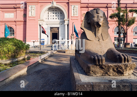 Le Caire, Égypte. Musée égyptien, statue en premier plan Banque D'Images