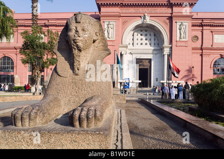 Le Caire, Égypte. Musée égyptien, Sphinx statue en premier plan Banque D'Images