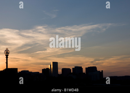 Coucher de soleil sur la skyline de Rosslyn et la rivière Potomac, vue de l'Arlington Memorial Bridge. Banque D'Images