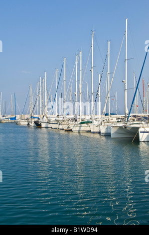 Une vue de yachts amarrés dans la marina Yasmine Hammamet sur une journée ensoleillée avec ciel bleu. Banque D'Images