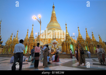 La pagode Shwedagon l'un des bâtiments les plus célèbres de l'homme au Myanmar et de l'Asie, photo de nuit, Yangon, Myanmar BIRMANIE BIRMANIE Rangoon (Myanmar), l'ASIE Banque D'Images