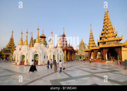 La pagode Shwedagon l'un des bâtiments les plus célèbres de l'homme au Myanmar et de l'Asie, Yangon, Myanmar BIRMANIE BIRMANIE Rangoon (Myanmar), l'ASIE Banque D'Images