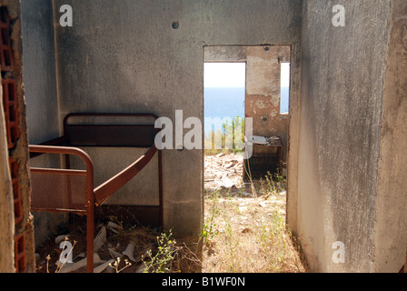 L'intérieur de la maison à l'abandon dans The Pink Palace ville sur l'île grecque de Corfou Banque D'Images