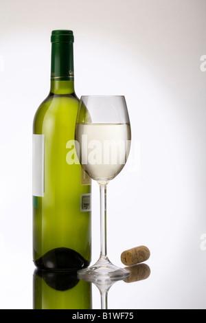 Verre de vin blanc et une bouteille avec du liège Banque D'Images