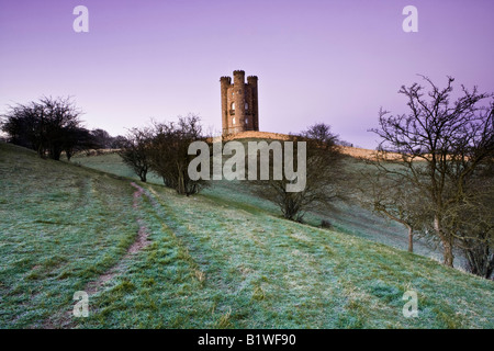 Très célèbre Broadway Tower surplombant le village pittoresque de Broadway. Tôt le matin avec le lever du soleil derrière. Banque D'Images