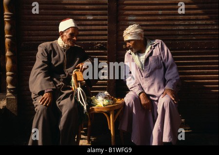 Deux vieux hommes assis, musulmane dans la conversation. Islam Moyen Orient Afrique du Nord musulman Banque D'Images