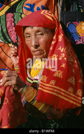 PANAMA Amérique Centrale îles San Blas Portrait d'une femme indienne Cuna coloré couture textiles imprimés Banque D'Images
