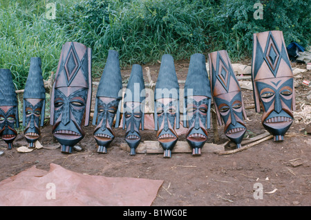 Mozambique Afrique de l'Est traditionnel en bois sculpté de masques en bois pour la vente au marché par le bas-côté de la route Banque D'Images