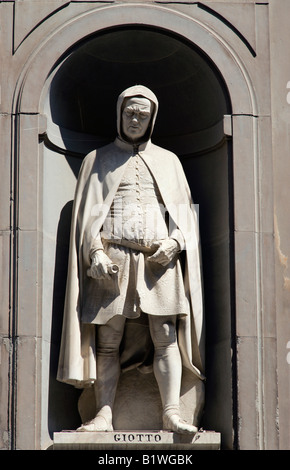 Italie Toscane Florence Statue de l'architecte et peintre Giotto di Bondone dans le corridor de Vasari à l'extérieur de la Galerie des Offices Banque D'Images