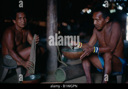 La COLOMBIE au nord-ouest d'Autochtones Tukano Amazon Banque D'Images