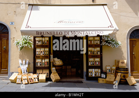 Italie Toscane Brunello di Montalcino Montalcino wine shop dans la ville médiévale avec l'affichage de vins sur la chaussée à côté de la porte Banque D'Images