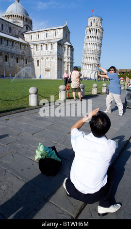 Italie Toscane Pise touristes asiatiques prendre photo prétendant contenir jusqu'Leaning clocher par la Cathédrale de Duomo dans le Champ des Miracles Banque D'Images