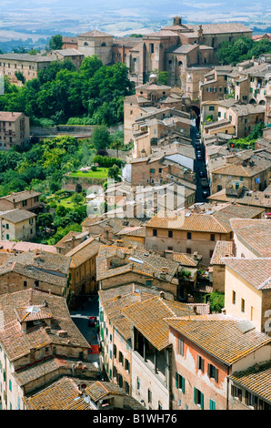 Italie Toscane Sienne Vue sur les toits et jardins avec enroulement étroit vers la rue médiévale campagne jusqu'à l'ouest de la ville Banque D'Images