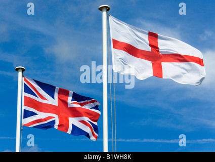 Littlehampton West Sussex ANGLETERRE Union Jack Union ou d'un drapeau et drapeau anglais de St George dans le vent Banque D'Images