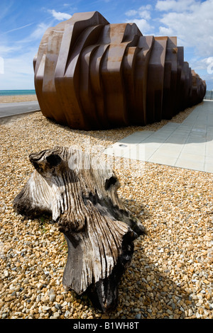 Angleterre West Sussex Littlehampton Beach Restaurant de fruits de mer de métal rouillé par l'architecte Thomas Heatherwick promenade par Driftwood Banque D'Images