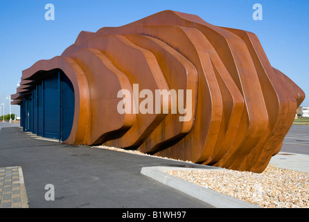 Angleterre West Sussex Littlehampton Beach Restaurant de fruits de mer de métal rouillé par l'architecte Thomas Heatherwick on promenade Banque D'Images