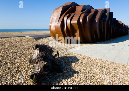 Angleterre West Sussex Arundel restaurant de fruits de mer de métal rouillé par l'architecte Thomas Heatherwick sur la promenade de bois de grève Banque D'Images