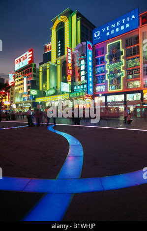 Chine Shanghai Nanjing Lu occupé scène de rue la nuit avec des néons lumineux et de la publicité et de la chaussée dans la lumière du ruban Banque D'Images