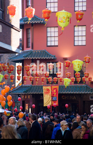 Angleterre Londres Chinatown dans Wardour Street à pied sous les lanternes en papier rouge et jaune pour les célébrations du Nouvel An chinois Banque D'Images
