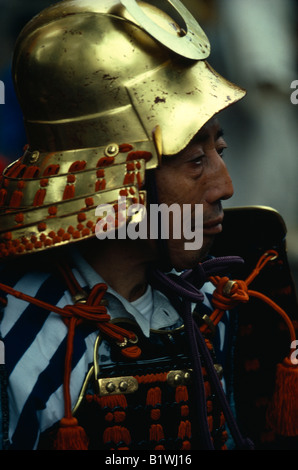 Japon Portrait de Samurai Warrior portant des armures faites de plaques de métal ou de bambou maintenues ensemble avec laçage de couleur Banque D'Images