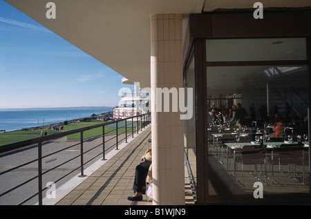 Angleterre East Sussex Bexhill-on-Sea Art Déco De La Warr Pavilion. Afficher le long de la terrasse à côté du restaurant avec des gens Banque D'Images