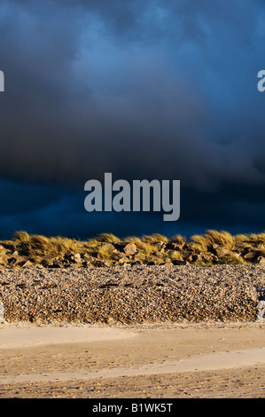 Findhorn beach sur une soirée orageuse exposée au vent. Moray, Scotland Banque D'Images