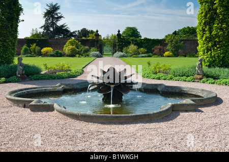 Fontaine dans le jardin clos, Arley Hall. Arley, Cheshire, England, UK Banque D'Images