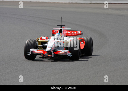 Adrian Sutil dans la Force India f1 racing voiture à l'essai de pneus Silvertone 2008 Banque D'Images