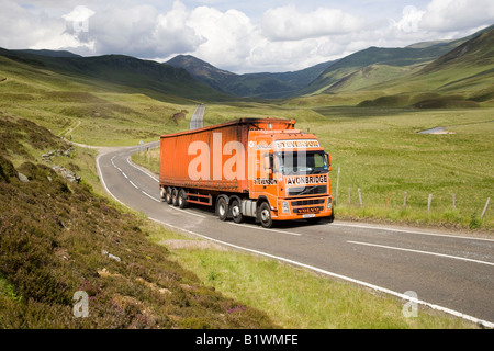 Braemar A93 Industrie écossaise du bois copeaux et sciure de bois, les déchets de scierie transportés par route par camion à côtés rideaux, Écosse, Royaume-Uni Banque D'Images