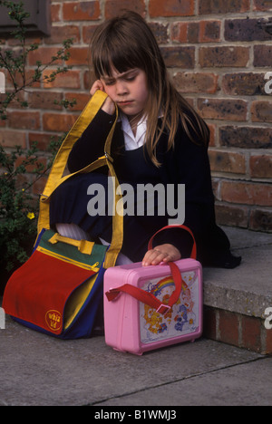 Enfant assis sur le démarchage en attente pour les parents de venir à la maison Banque D'Images