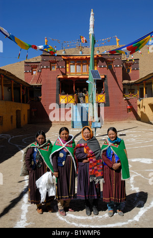 Spitian les femmes vêtues de costumes traditionnels de la cham festival. Komic village (4400m), le Spiti. L'Himachal Pradesh, en Inde. Banque D'Images