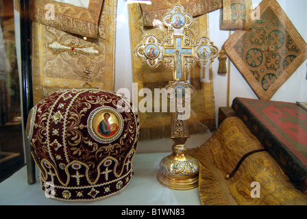 La pièce avec mitre orthodoxe à Paleokastritsa Monastery petit musée également connu sous le nom de Monastère Théotokos, île grecque de Corfou Banque D'Images