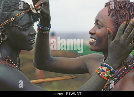 Deux jeunes guerriers Maasai Morani ou d'aider les uns les autres à régler leurs cheveux Kenya Afrique de l'Est Banque D'Images