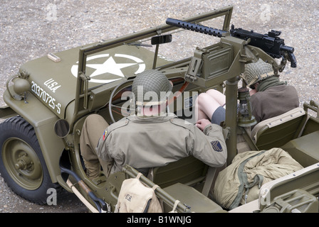 WW2 re-enactment avec 'American' soldats et véhicules quelque part dans le sud de l'Angleterre juste avant le D-Day. Garçon avec soldat. Banque D'Images