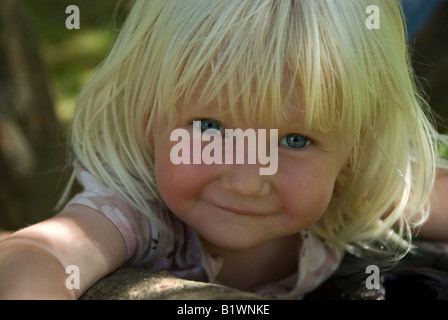 Stock photo d'un enfant de deux ans aux cheveux blonds Blue Eyed Girl Banque D'Images