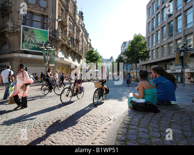 Le Meir, la rue commerçante principale d'Anvers Flandre Belgique à la fin de l'après-midi avec des gens riding bicycles Banque D'Images