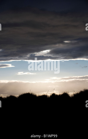 Les dunes de sable de plage de Findhorn silhouette sur un vent de tempête a balayé le soir. Findhorn, Moray, Ecosse Banque D'Images