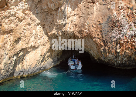 Excursion en bateau le long de la côte rocheuse de l'île grecque de Corfou (Mer Ionienne) Banque D'Images