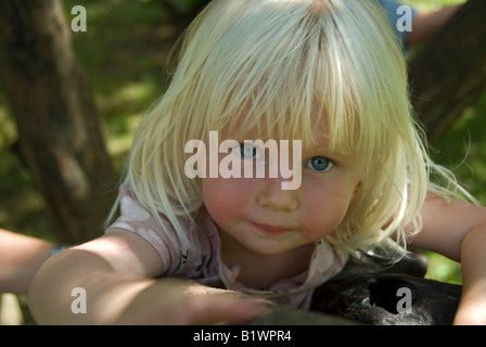 Stock photo d'un enfant de deux ans aux cheveux blonds Blue Eyed Girl Banque D'Images