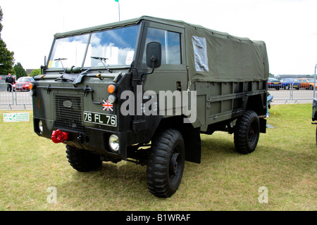 Contrôle de l'avant des 101 militaires land rover Banque D'Images