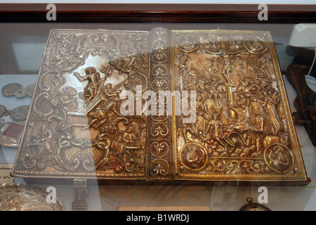 La Bible avec reliure décorée à Paleokastritsa Monastery museum également connu sous le nom de Monastère Théotokos, île grecque de Corfou Banque D'Images