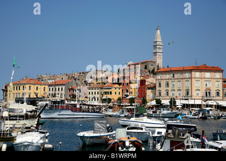 Bateaux dans le port de la jolie ville de Rovinj, Croatie, Balkans Banque D'Images