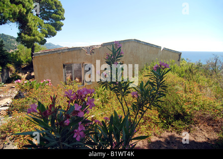 Maison à l'abandon dans The Pink Palace ville sur l'île grecque de Corfou Banque D'Images