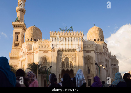 Alexandrie, Egypte. Les femmes musulmanes en priant à la mosquée d'Abou Abbas Al Mursi Banque D'Images