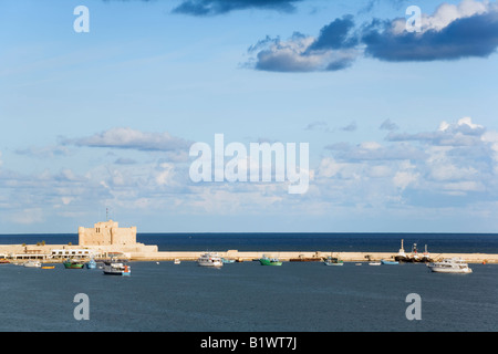 Alexandrie, Egypte. Fort Qaitbey, Mer Méditerranée, du port Banque D'Images