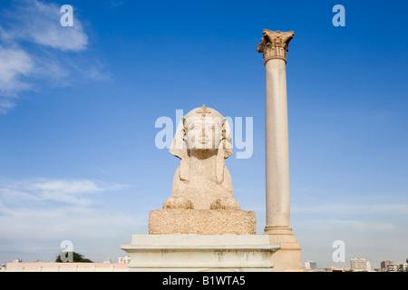 Alexandria Egypte.Le Sphinx statue à Pompey s pilier et le Serapeum Banque D'Images